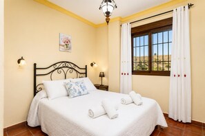 3 chambres, fer et planche à repasser, Wi-Fi, literie fournie