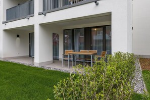 Outdoor dining - Nordsee-apartment mit Terrasse Inkl. Parkplatz, Schwimmbad- & Saunanutzung (Nordseeheilbad Bensersiel)