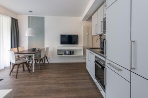 Réfrigérateur, micro-ondes, four, plaque de cuisson