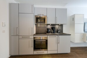 Fridge, microwave, oven, stovetop - Strandnahes Apartment mit Balkon Inkl. Parkplatz, Schwimmbad- & Saunanutzung (Nordseeheilbad Bensersiel)