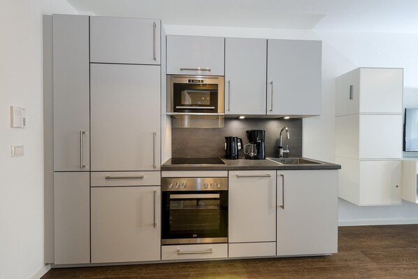 Kühlschrank, Mikrowelle, Ofen, Herdplatte