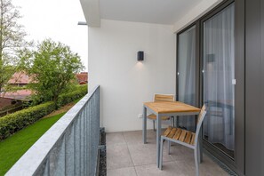 Outdoor dining - Strandnahes Apartment mit Balkon Inkl. Parkplatz, Schwimmbad- & Saunanutzung (Nordseeheilbad Bensersiel)