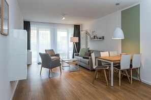 TV, stereo - Tolles Apartment, Strandnah, mit Terrasse, Parkplatz, Schwimmbad- & Saunanutzung (Nordseeheilbad Bensersiel)