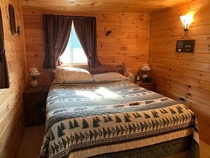 3 bedrooms, WiFi, bed sheets - Middle Pond Cabin- Direct ATV & Snowmobile Access (Pittsburg)