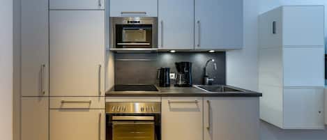 Een koelkast, een microgolfoven, een oven, een kookplaat