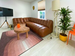 Smart TV - 110 - SOFI 2 Bedroom - Heated Pool, 2 blocks from Beach! (Miami Beach)