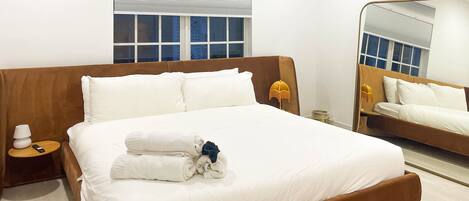 2 chambres, bureau, fer et planche à repasser, lit de bébé portatif