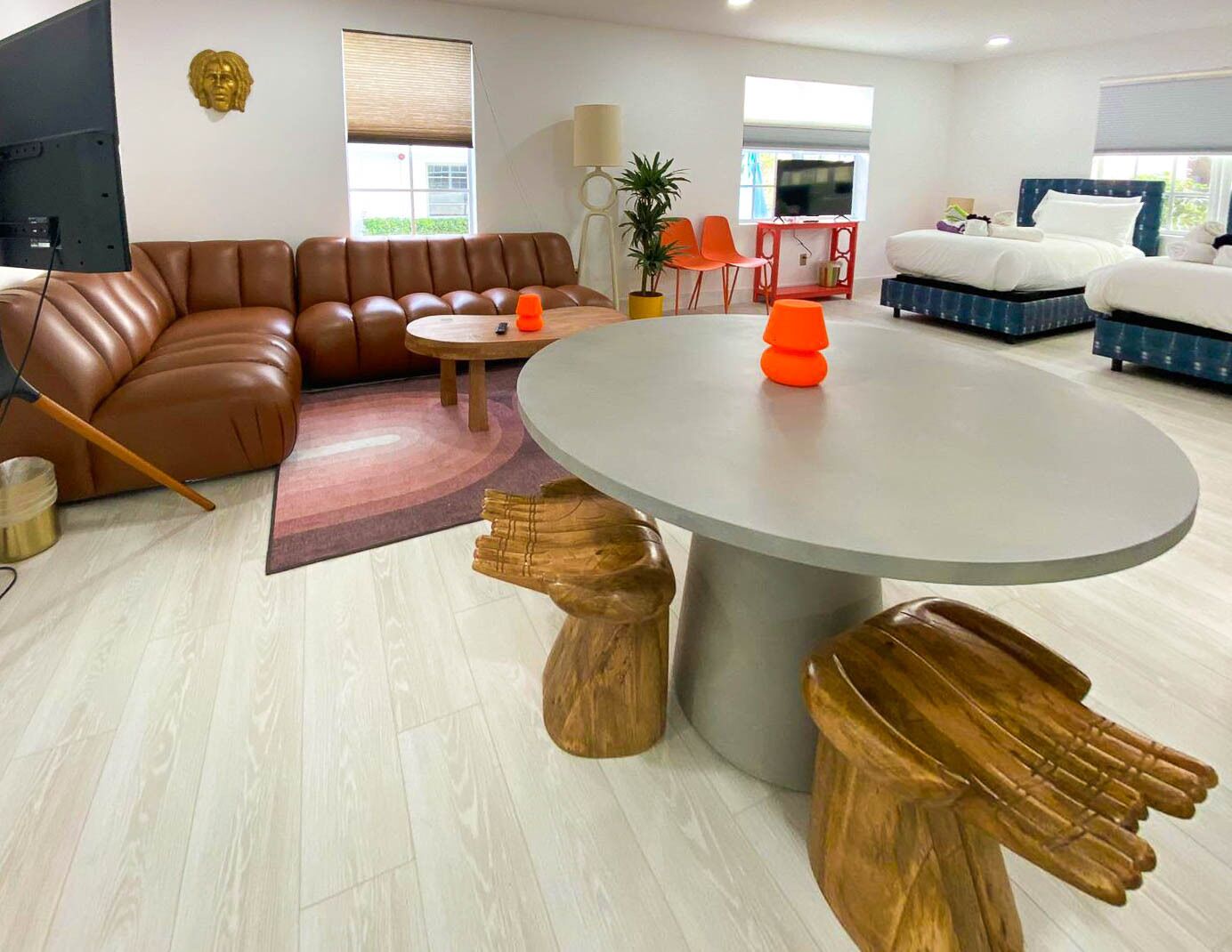 2 habitaciones, escritorio y tabla de planchar con plancha 