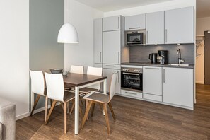 Kylskåp, mikrovågsugn, ugn och spishäll