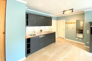 Réfrigérateur, micro-ondes, plaque de cuisson, lave-vaisselle