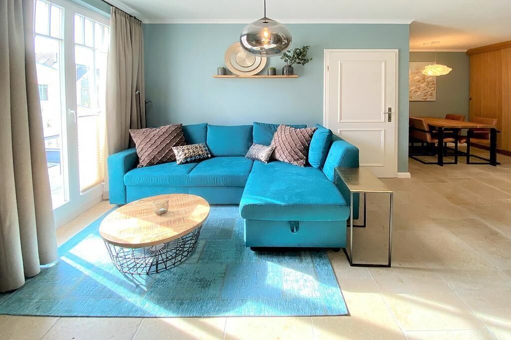 Télévision, lecteur de DVD, livres, chaîne hi-fi