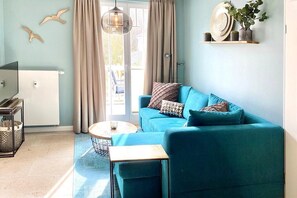 Televisie, een dvd-speler, boeken en een stereo