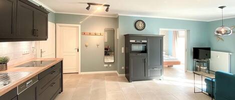 Kühlschrank, Mikrowelle, Herdplatte, Geschirrspüler