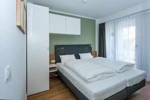 2 bedrooms, free WiFi - Beachfront apartment with large balcony, parking, use of swimming pool & sauna (Nordseeheilbad Bensersiel)