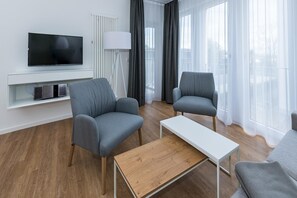 Een televisie en een stereo