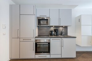 Kylskåp, mikrovågsugn, ugn och spishäll