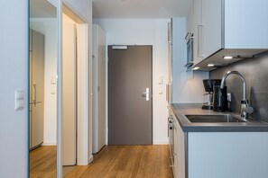 Een koelkast, een microgolfoven, een oven, een kookplaat