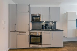 Geladeira, micro-ondas, fogão, cooktop