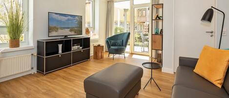 Fernseher, DVD-Player, Bücher, Stereoanlage