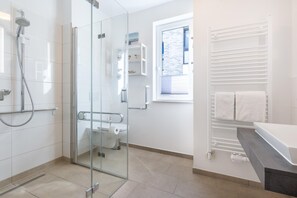 Dusche, Haartrockner, Handtücher