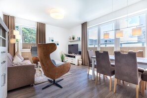 Fernseher, DVD-Player, Bücher, Stereoanlage