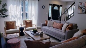 Smart-tv, eldstad, tv-spel och bordsfotboll