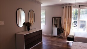 3 Schlafzimmer, Schreibtisch, Bügeleisen/Bügelbrett, Reisekinderbett
