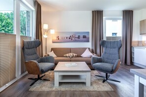 Una televisión, un reproductor de DVD, un reproductor estéreo