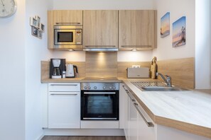 Geladeira, micro-ondas, fogão, cooktop