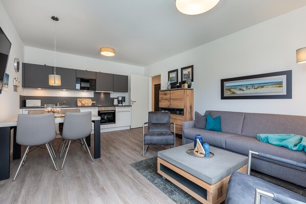 Un apartamento moderno con cocina, comedor y sala de estar.