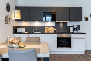 Kjøleskap, mikrobølgeovn, ovn og kokeplater