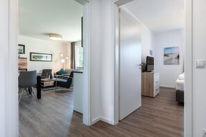 Télévision, lecteur de DVD, chaîne hi-fi