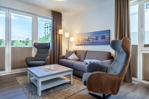 Fernseher, DVD-Player, Bücher, Stereoanlage