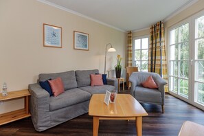 TV, DVD player, books, stereo - Hübsche Ferienwohnung an der Ostsee mit Sonnigem Balkon - 20 m zum Sandstrand! (Ostseebad Kühlungsborn)