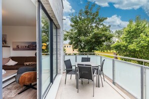 Outdoor dining - Lichtdurchflutetes Familienapartment mit Tollem Balkon und nur 200 m zum Strand (Ostseebad Boltenhagen)