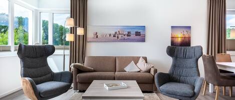 Una televisión, un reproductor de DVD, un reproductor estéreo