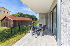 Outdoor dining - Schickes Familienapartment mit Sonniger Terrasse und nur 200 m zum Ostseestrand (Ostseebad Boltenhagen)