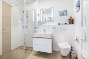 Shower, hair dryer, towels - Tolles Apartment mit Sonniger, Geschützter Terrasse und nur 200 Meter zum Strand (Ostseebad Boltenhagen)