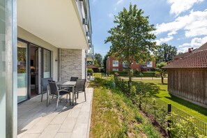Outdoor dining - Tolles Apartment mit Sonniger, Geschützter Terrasse und nur 200 Meter zum Strand (Ostseebad Boltenhagen)