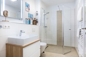 Een douche, een haardroger, handdoeken