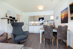 Un espacio habitable compacto con cocina, comedor y una zona de estar acogedora.