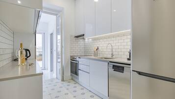 Een kinderstoel, een eettafel