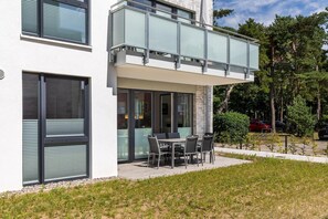 Outdoor dining - Tolles Familienapartment mit Sonniger Terrasse und Zwei Bädern in Strandnähe (Ostseebad Boltenhagen)