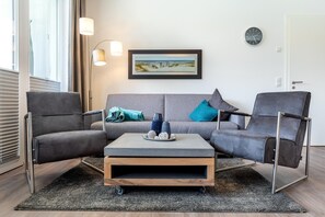 TV, DVD player, books, stereo - Tolles Familienapartment mit Sonniger Terrasse und Zwei Bädern in Strandnähe (Ostseebad Boltenhagen)