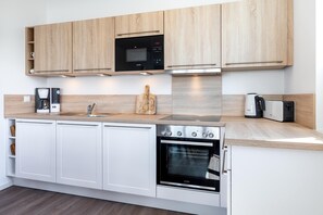 Kylskåp, mikrovågsugn, ugn och spishäll