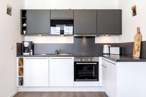 Een koelkast, een magnetron, een oven, een kookplaat