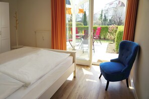 2 bedrooms, iron/ironing board, free WiFi - Pretty vacation apartment on the Baltic Sea with two terraces and views as far as the sea (Ostseebad Kühlungsborn)