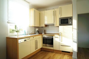 Fridge, microwave, oven, stovetop - Pretty vacation apartment on the Baltic Sea with two terraces and views as far as the sea (Ostseebad Kühlungsborn)