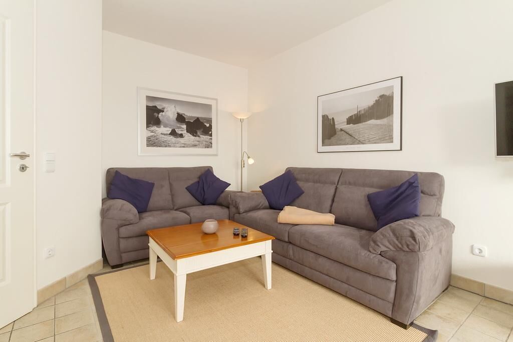 TV, DVD-spiller, bøker og stereoanlegg