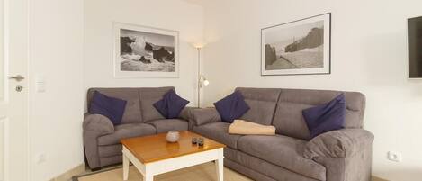 TV, DVD-spiller, bøker og stereoanlegg